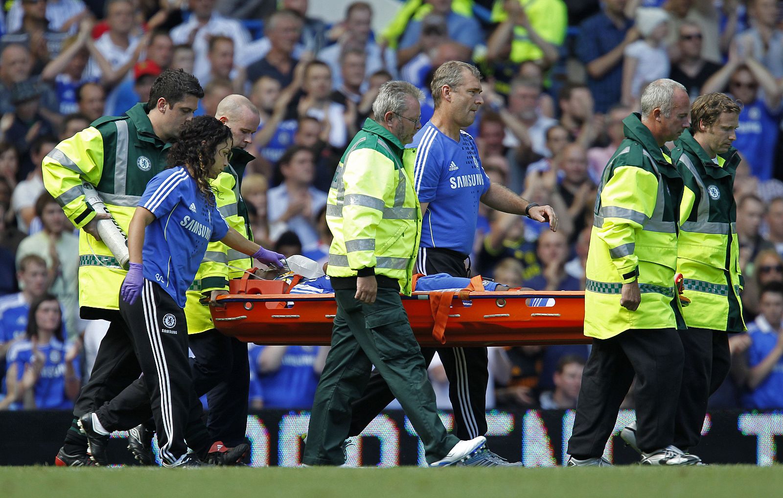 Momento en que Drogba es retirado en camilla de Stamford Bridge