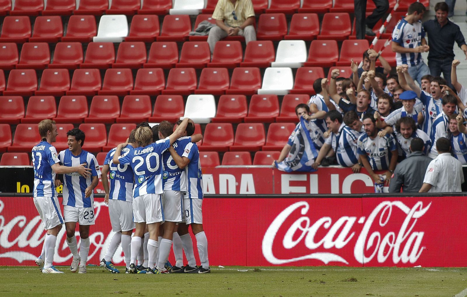 Los jugadores de la Real Sociedad celebran el primer gol marcado por Agirretxe