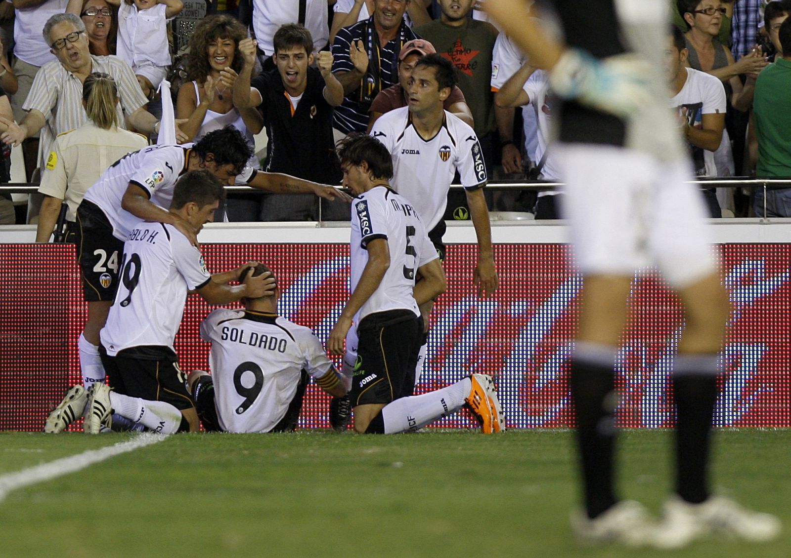 Los jugadores del Valencia celebran con Soldado el gol de la remontada ante el Racing.