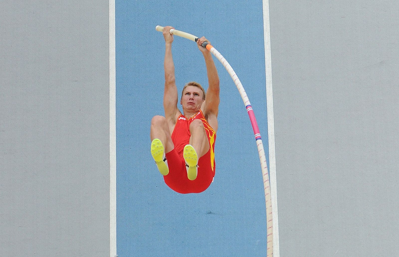 El español Igor Bychkov salta con su pértiga y se mete en la final de los mundiales de Daegu.