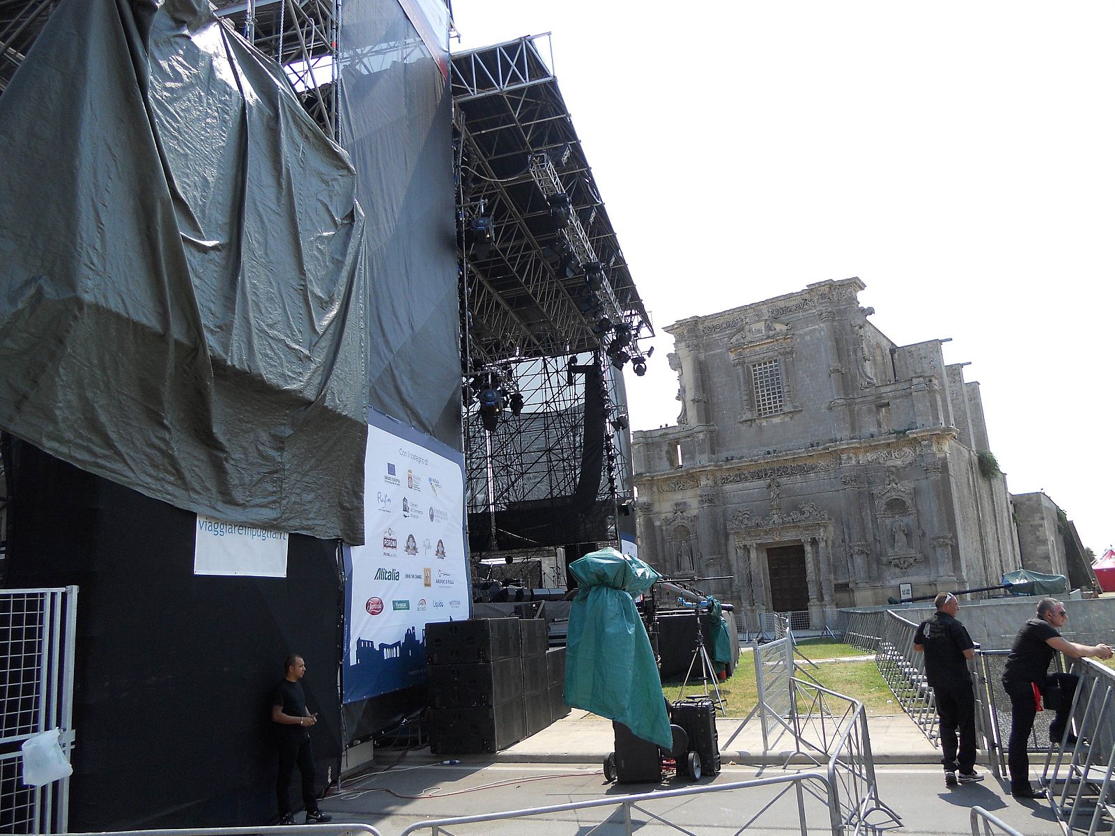 Operarios preparan el escenario para La Notte de la Tarantta.