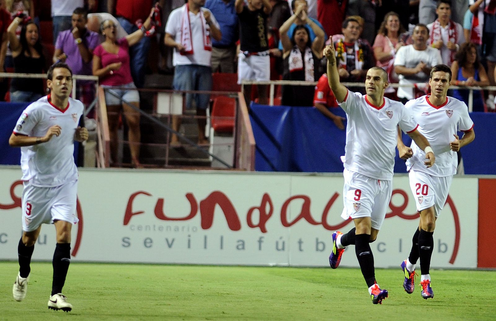 Álvaro Negredo celebra uno de sus goles frente al Málaga