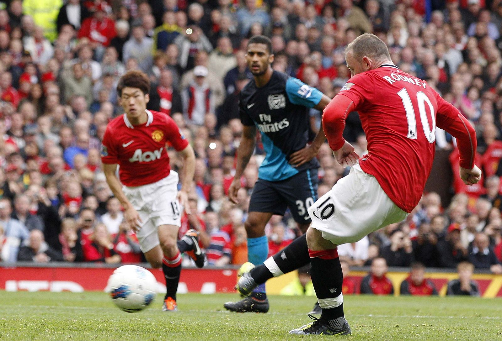 Rooney marca de penalti uno de los goles del Manchester United al Arsenal.