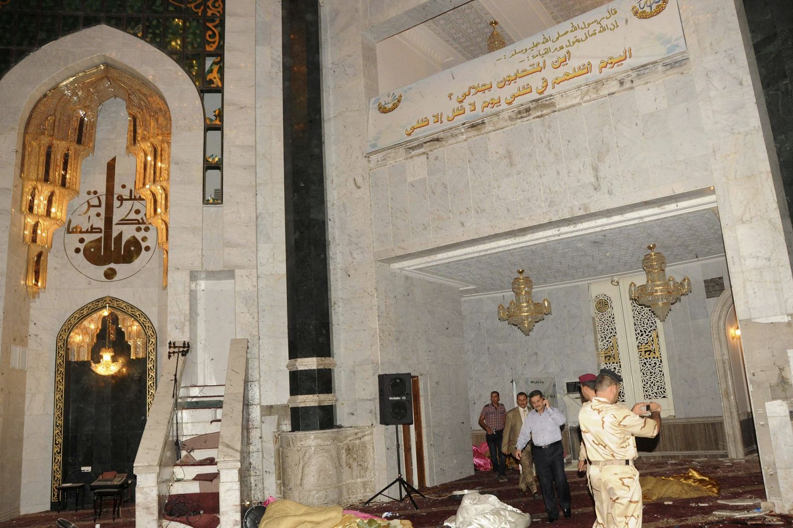 Interior de la mezquita de Umm al Qura, en Bagdad, donde un suicida ha hecho estallar una bomba