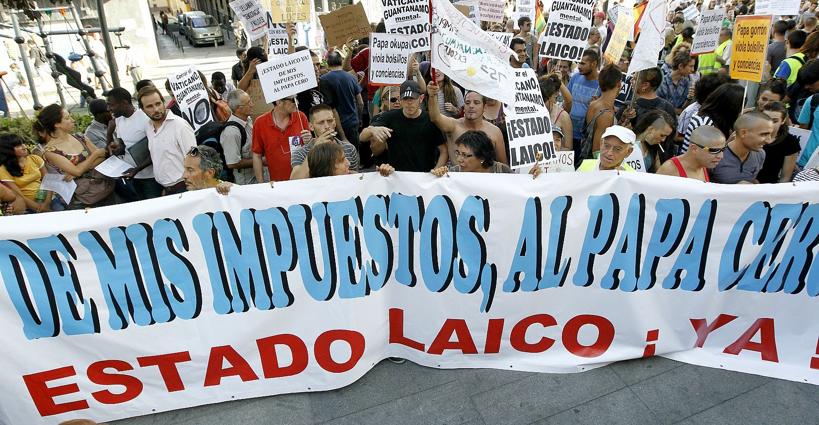 Manifestación en Madrid contra la financiación pública de la visita del papa, el 17 de agosto