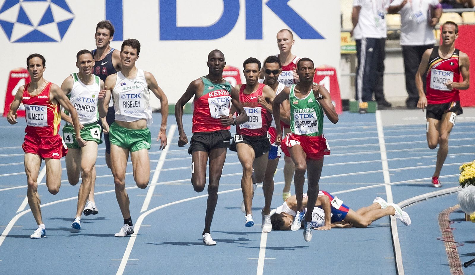 El español Manuel Olmedo deja atrás al francés Mehdi Baala, caído tras un tropezón, en una serie de calificación de la prueba de 1.500 metros de los Mundiales de atletismo