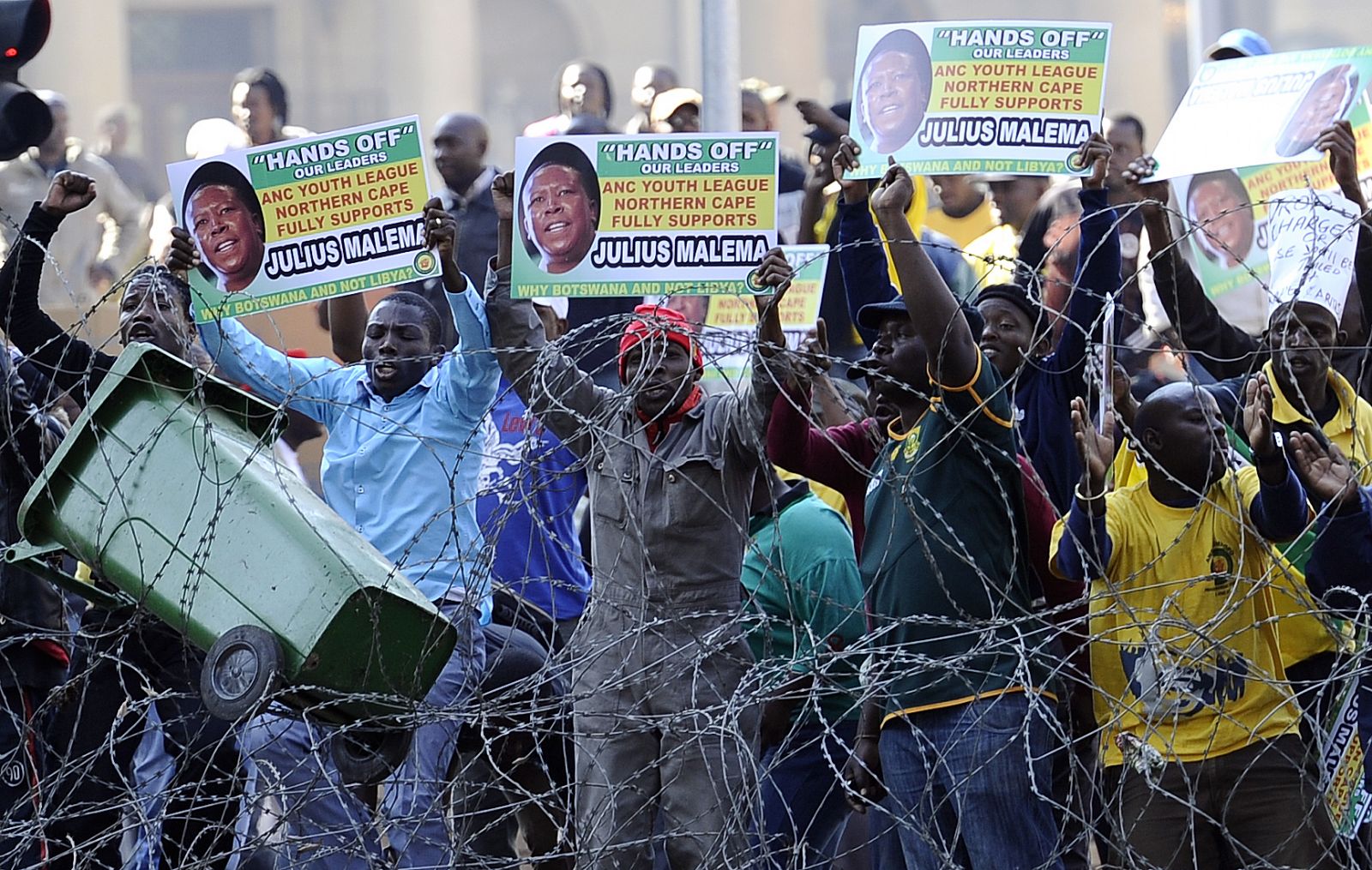 Partidarios de Julius Malema se manifiestan frente a la sede del Congreso Nacional Africano en Johannesburgo