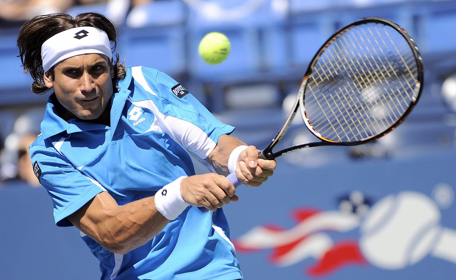 El tenista español David Ferrer devuelve la pelota al ruso Igor Andreev durante el partido de primera ronda del Abierto de tenis de Estados Unidos.