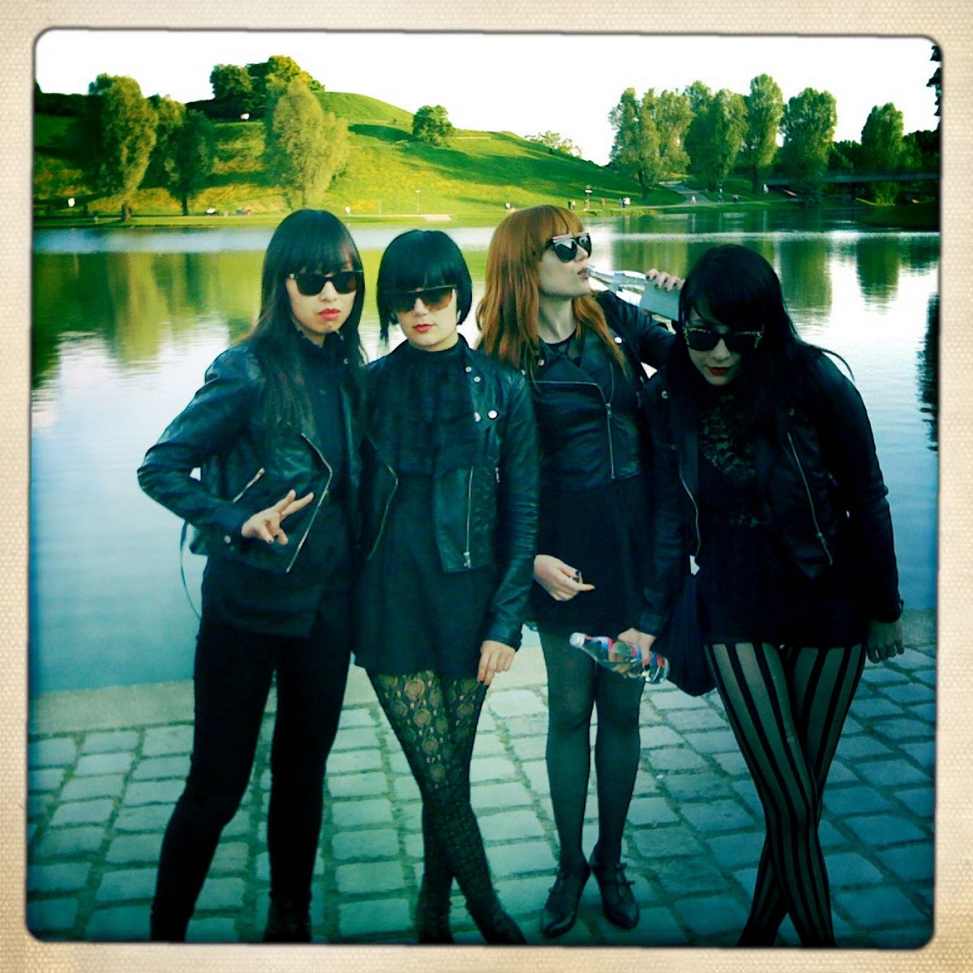 Sandy (i), Jules, Bambi y Dee Dee, miembros de Dum Dum Girls.