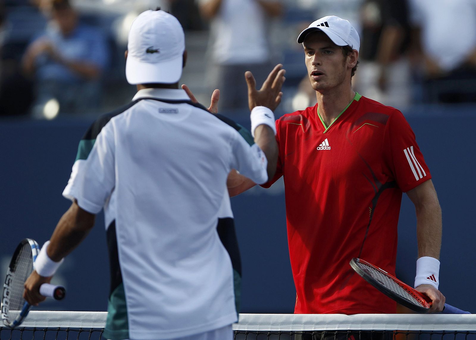 Andy Murray saluda a Somdev Devvarman tras vencerle en el US Open 2011.