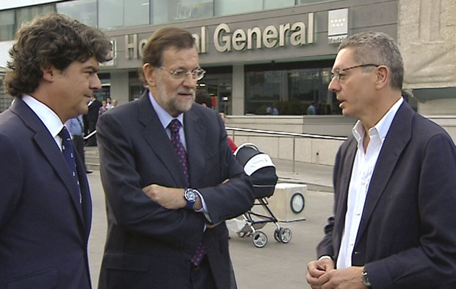 El presidente del PP, Mariano Rajoy, junto al jefe de su gabinete, Jorge Moragas, y al alcalde de Madrid, Alberto Ruiz-Gallardón, en el madrileño hospital de La Paz.