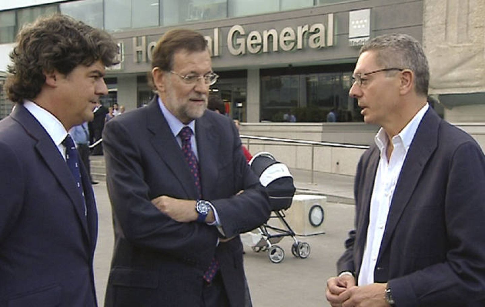 El presidente del PP, Mariano Rajoy, junto al jefe de su gabinete, Jorge Moragas, y al alcalde de Madrid, Alberto Ruiz-Gallardón, en el madrileño hospital de La Paz. 