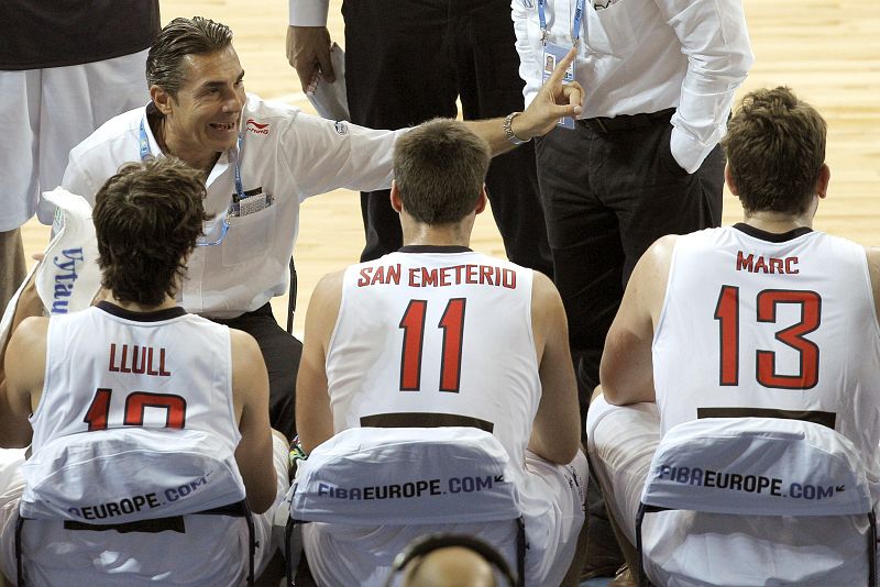 El seleccionador español de baloncesto, Sergio Scariolo, da instruciones a sus jugadores ante Polonia.