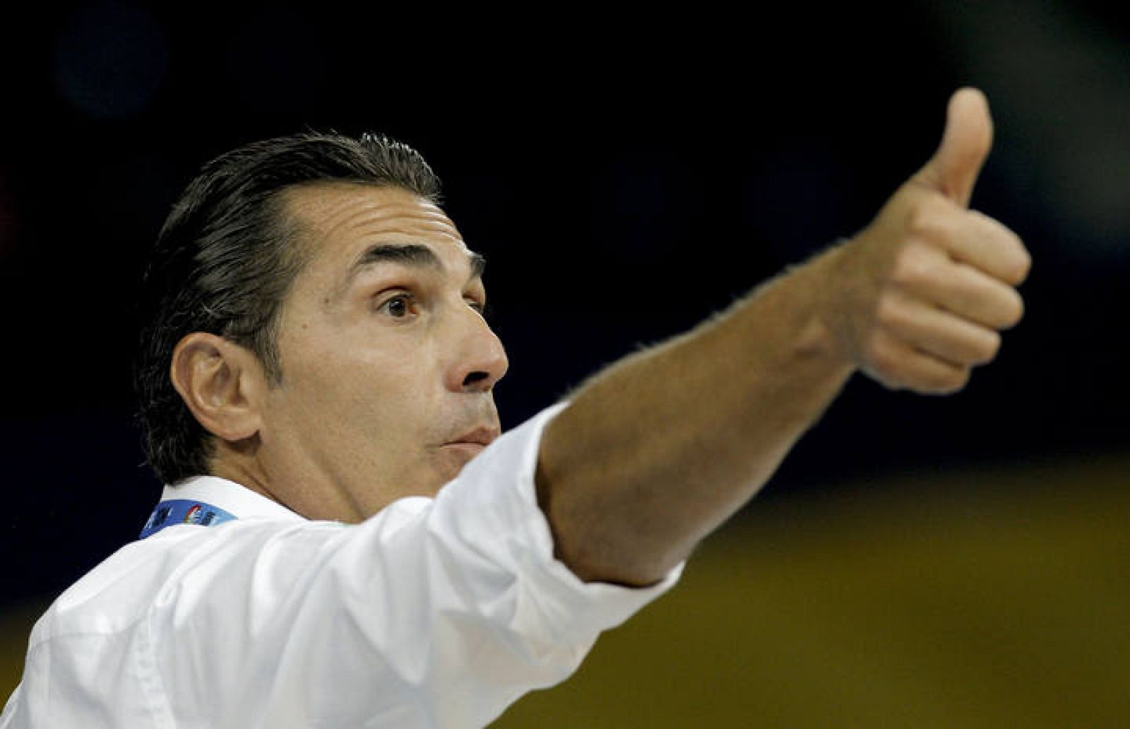 El seleccionador español, Sergio Scariolo, da instrucciones a los jugadores durante el partido ante Portugal.