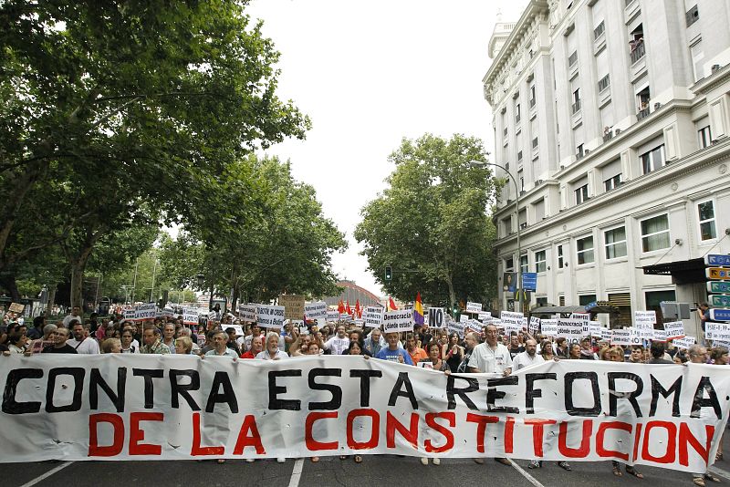 Cientos de personas del movimiento 15M inician se manifestan en protesta contra la reforma constitucional