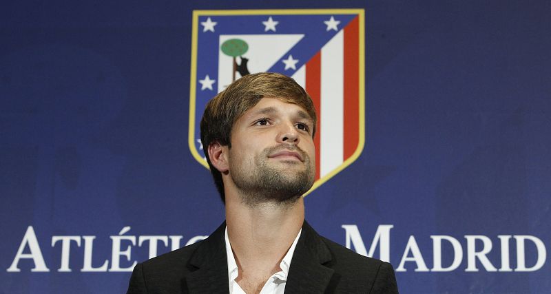 Diego Ribas en la sala VIP del Vicente Calderón durante su presentación