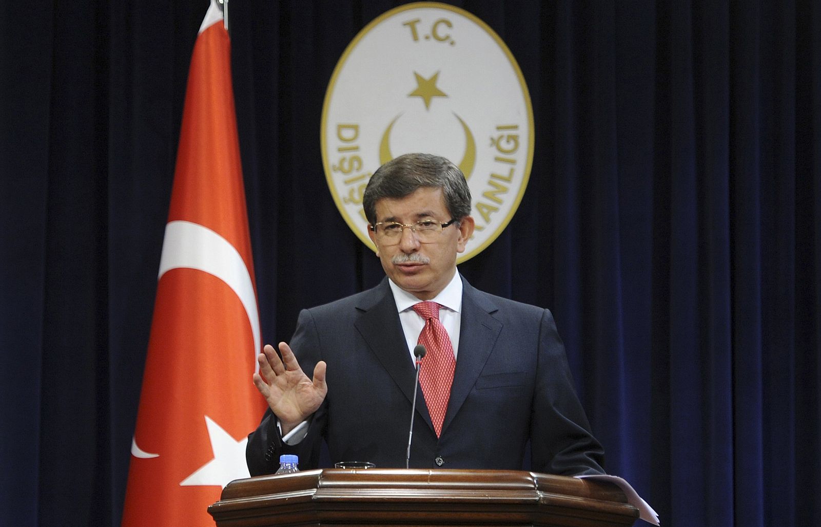 El ministro turco de Exteriores, Ahmet Davutoglu, durante la rueda de prensa en Ankara
