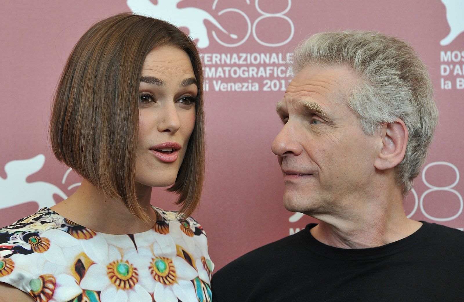 La actriz británica Keira Knightley posa con el director David Cronenberg durante el pase de "A dangerous method".