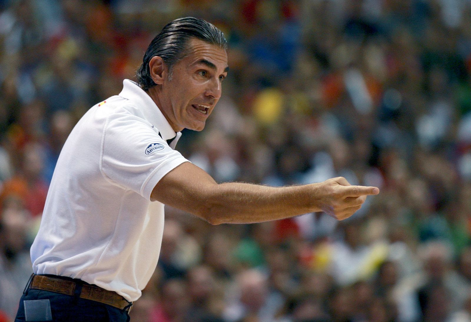 Scariolo dando instrucciones a sus jugadores durante el partido