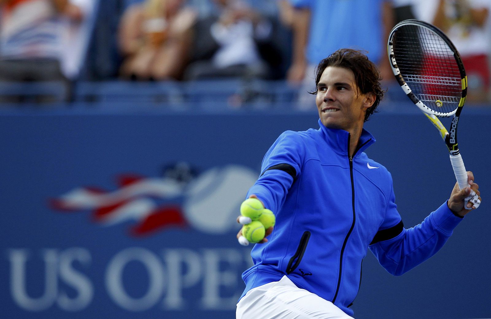 Nadal celebra su triunfo ante Mahut lanzando bolas al público.