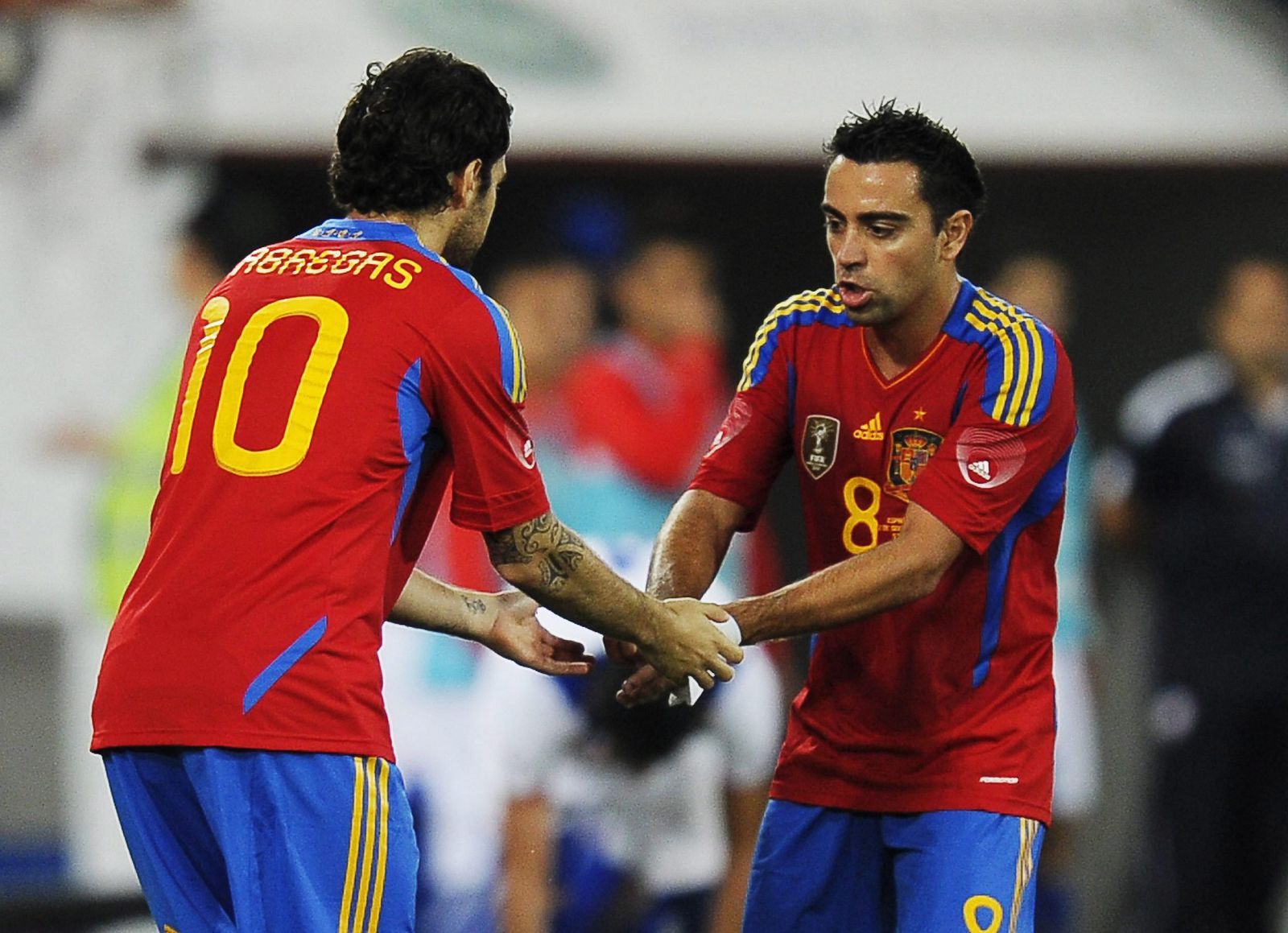 Los jugadores Xavi Hernández y Cesc Fabregas, de la selección de España, celebran un gol ante Chile.