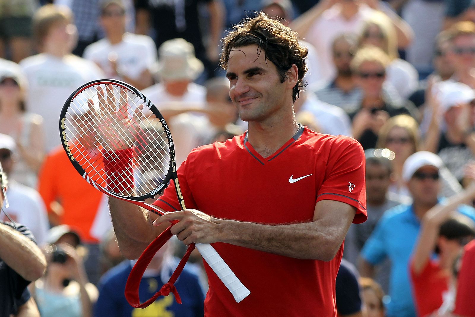 Federer sonríe después de ganar a Cilic.