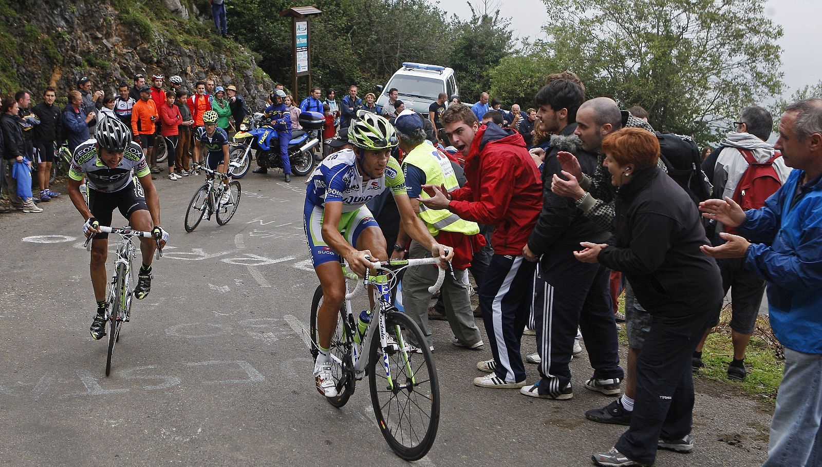 El ciclista italiano del Liquigas, Vincenzo Nibali (d), durante la subida al Alto de l'Angliru.