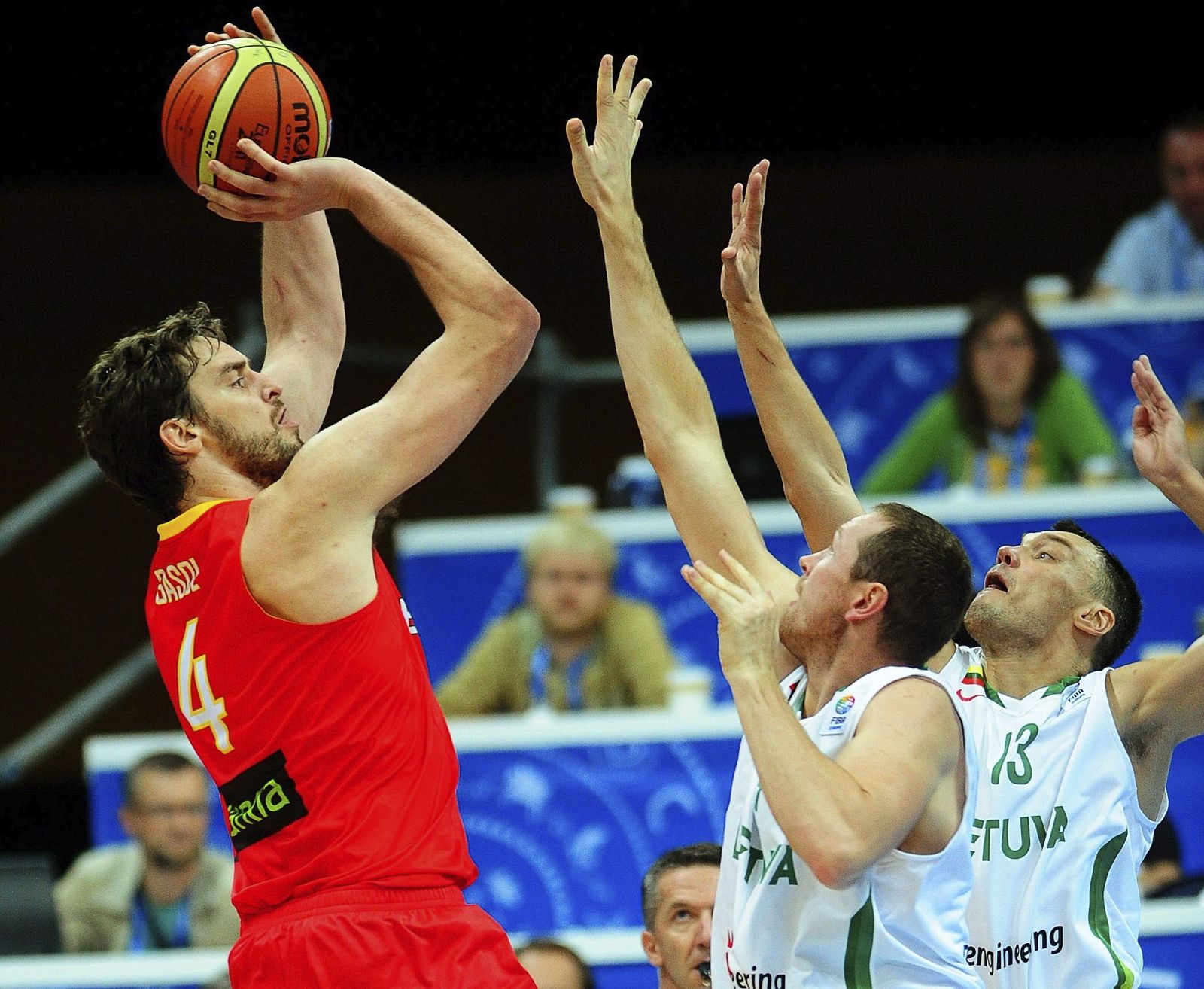 El español Pau Gasol (izq) trata de anotar durante el partido del Europeo 2011 disputado entre España y Lituania en Panevezys, Lituania.