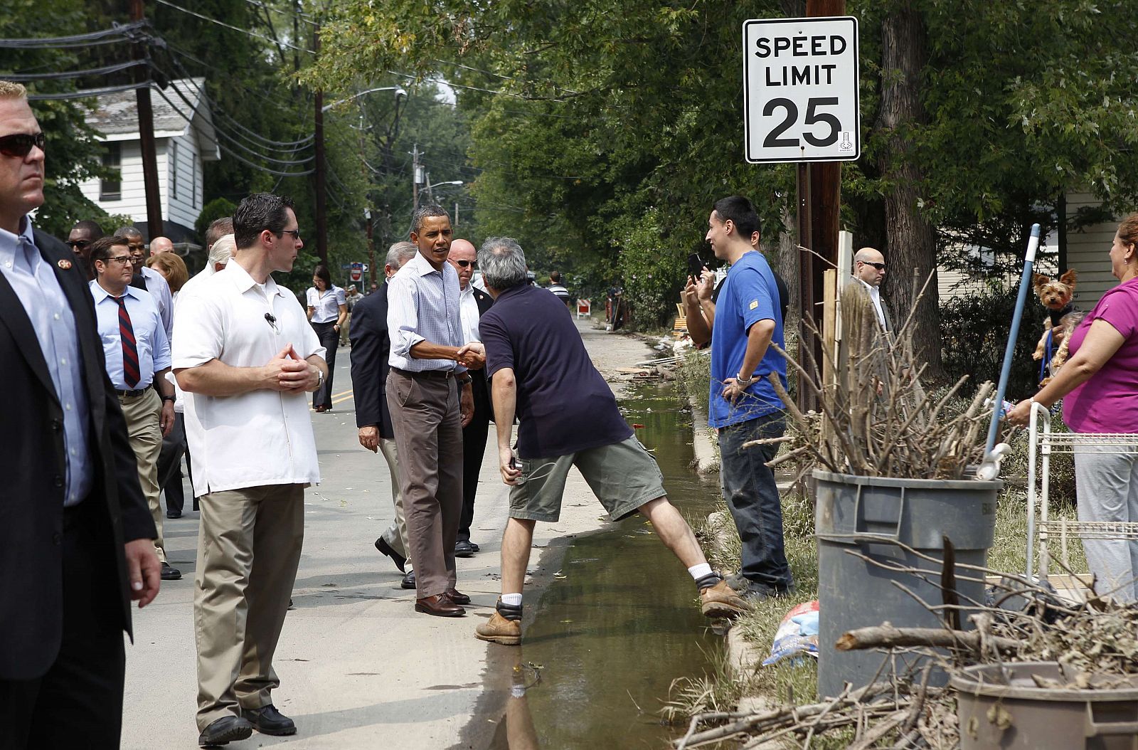 Obama saluda a uno de los ciudadanos afectados por las inundaciones de 'Irene' en Nueva Jersey