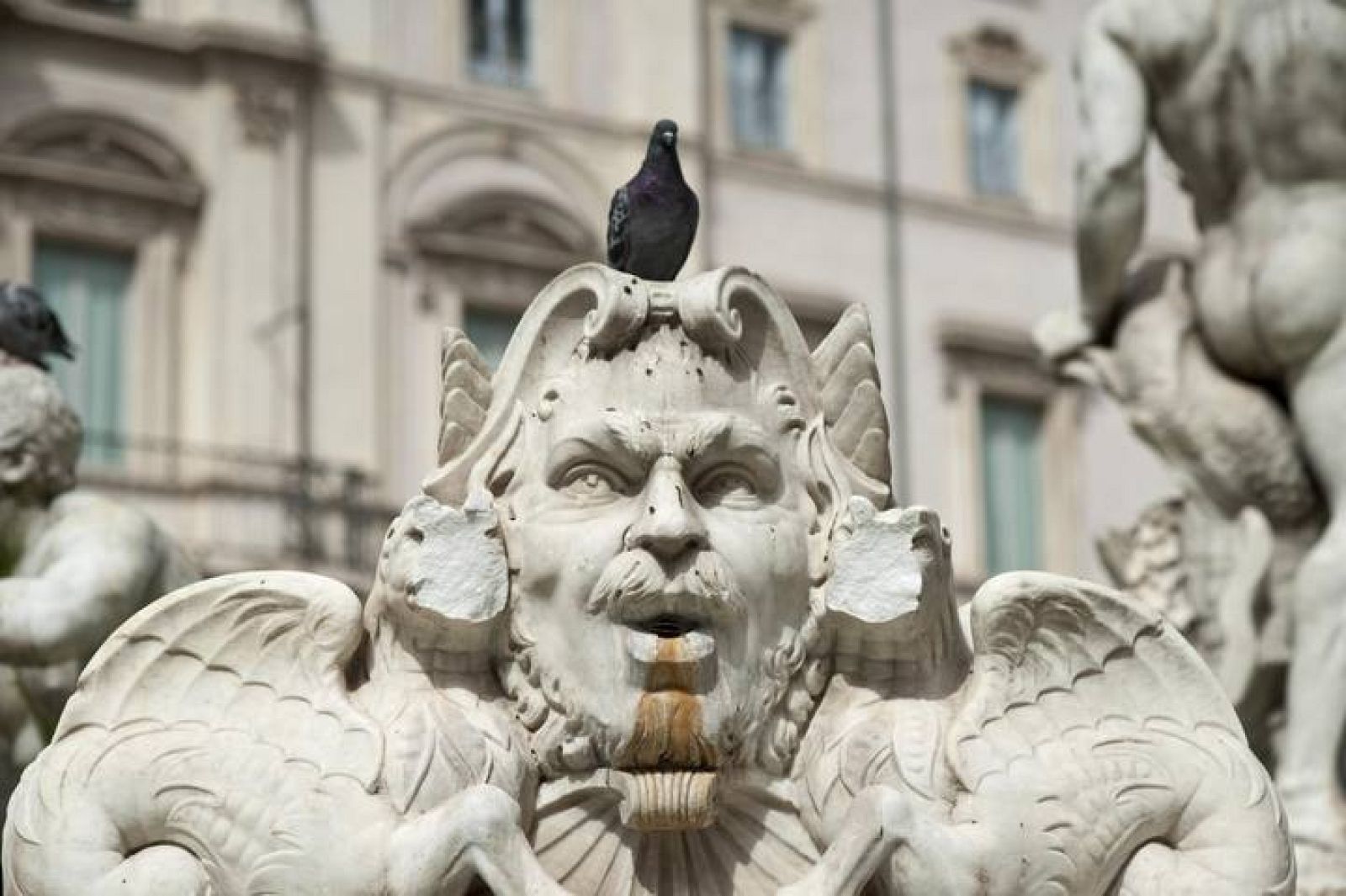 Dos figuras de la Fontana del Moro han resultado dañadas