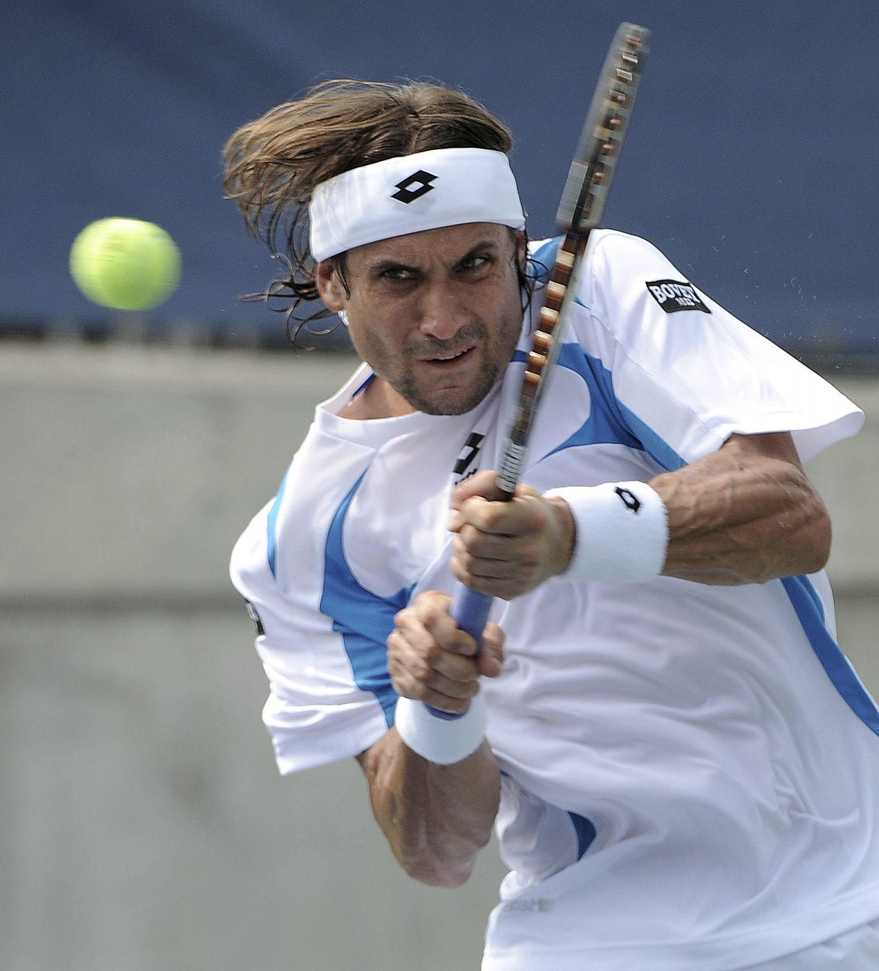 El tenista español David Ferrer devuelve una bola al alemán Florian Mayer, durante el partido de tercera ronda del Abierto de Estados Unidos.