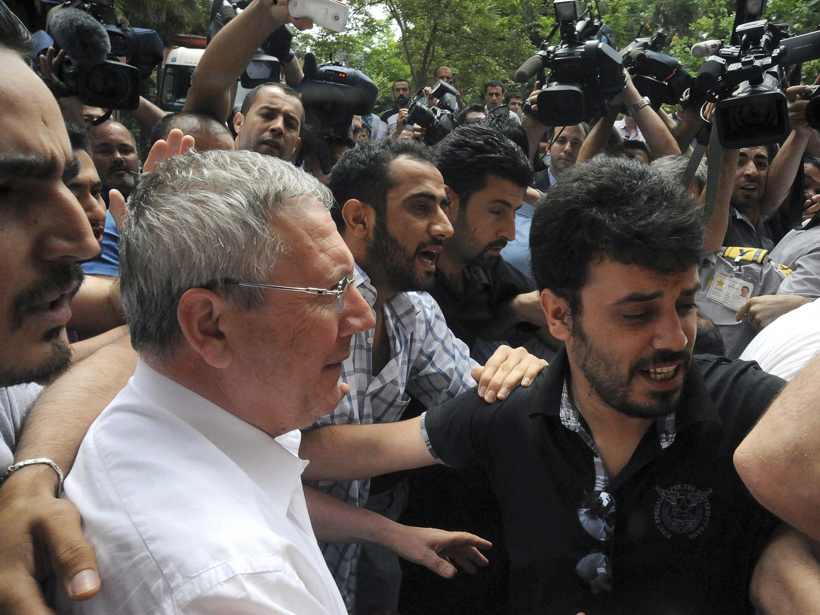 El presidente del equipo turco de fútbol del Fenerbahçe, Aziz Yildirim (i)