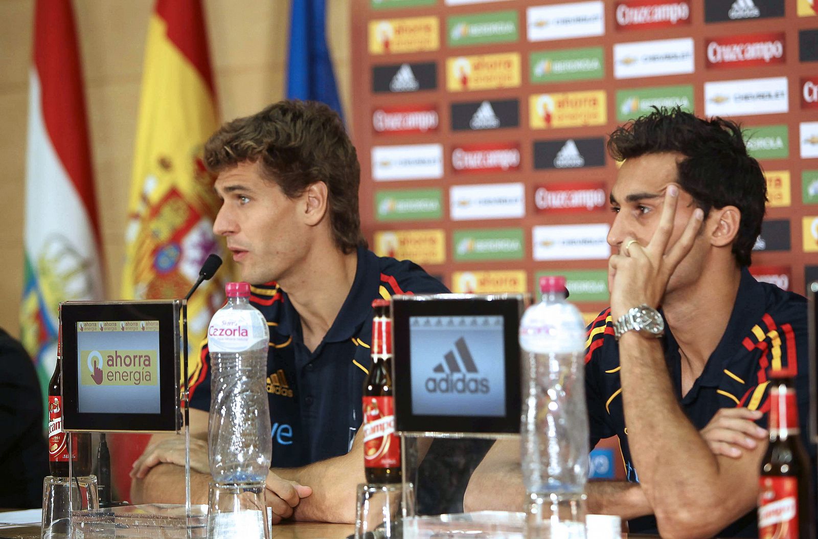 Álvaro Arbeloa (d) y Fernando Llorente (i), en la rueda de prensa previa al partido España-Liechtenstein.