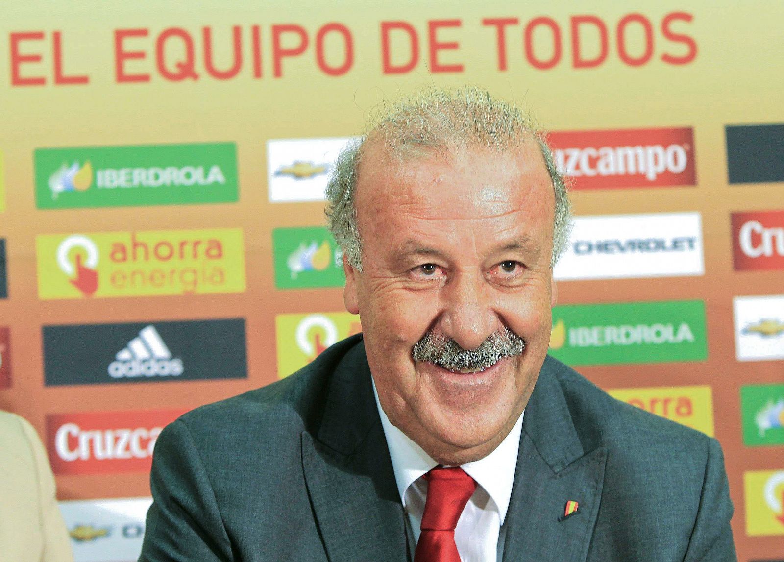 El seleccionador nacional de la Vicente del Bosque,durante la rueda de presenta previa al partido mañana entre España y Liechtenstein en el estadio de Las Gaunas (La Rioja).