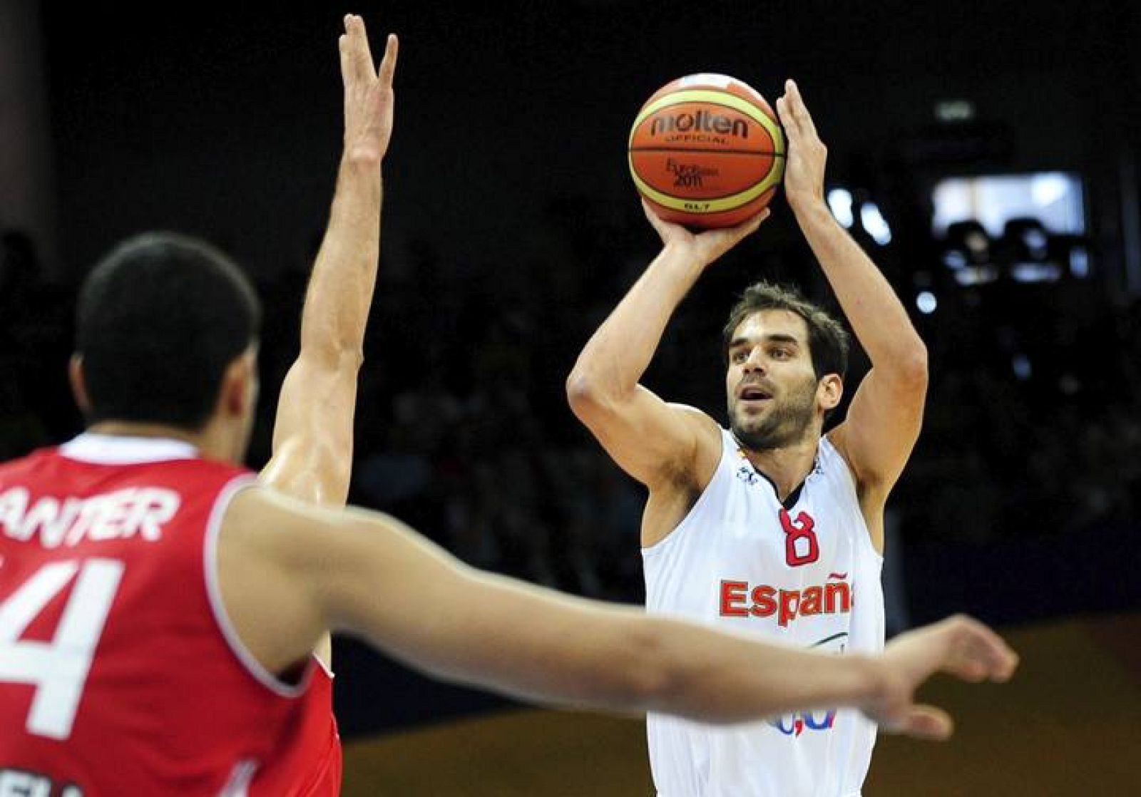 El español José Manuel Calderón (d) lanza a canasta ante el turco Enes Kanter (i) 