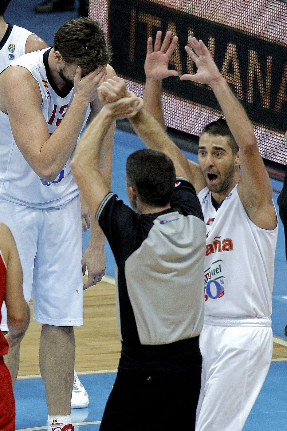 Los españoles Juan Carlos Navarro (d) y Marc Gasol (i) se lamentan de una decisión arbitral durante el partido que Turquía ganó a España 65-57