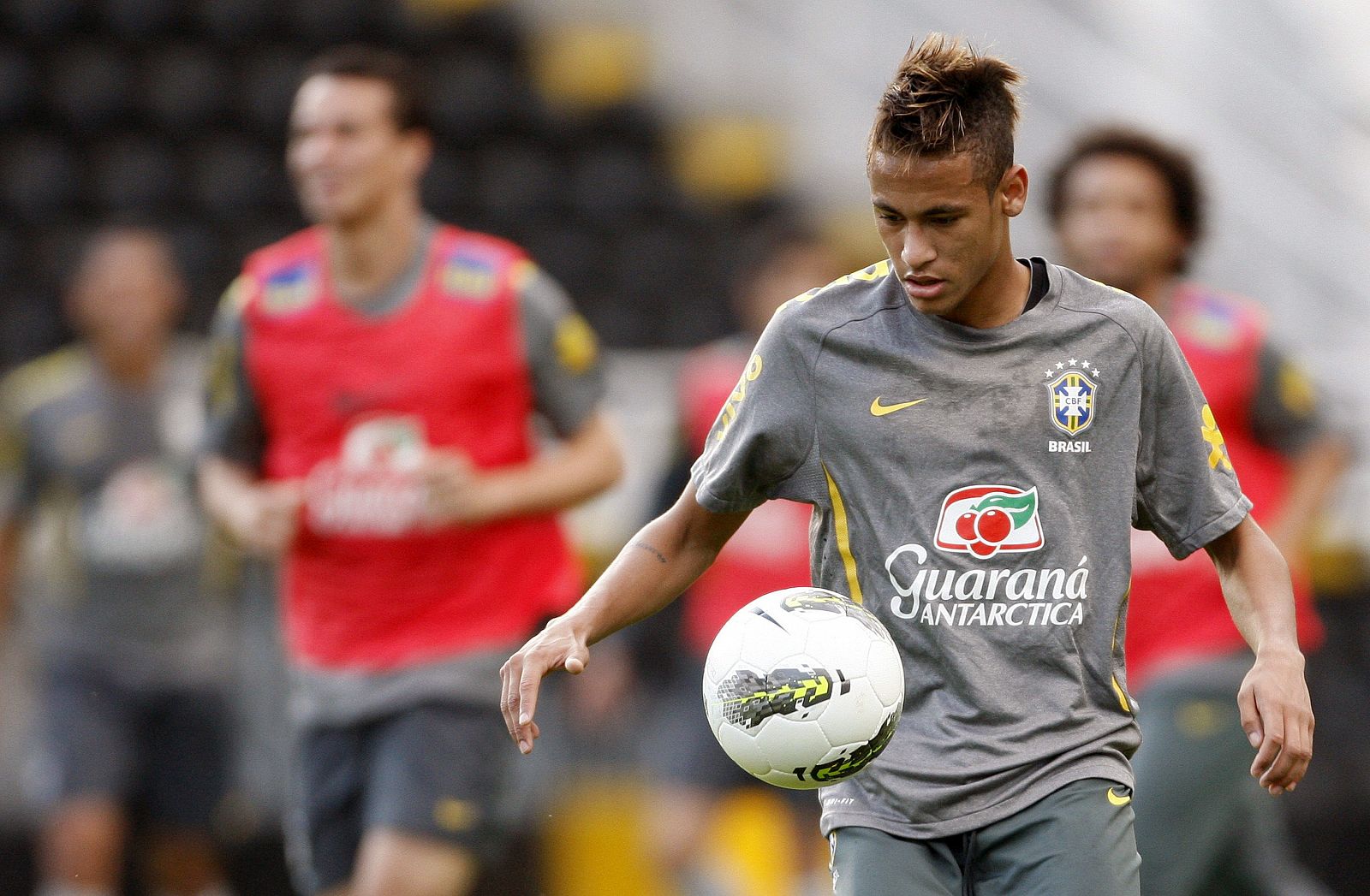 Neymar controla el balón en un entrenamiento con la selección brasileña