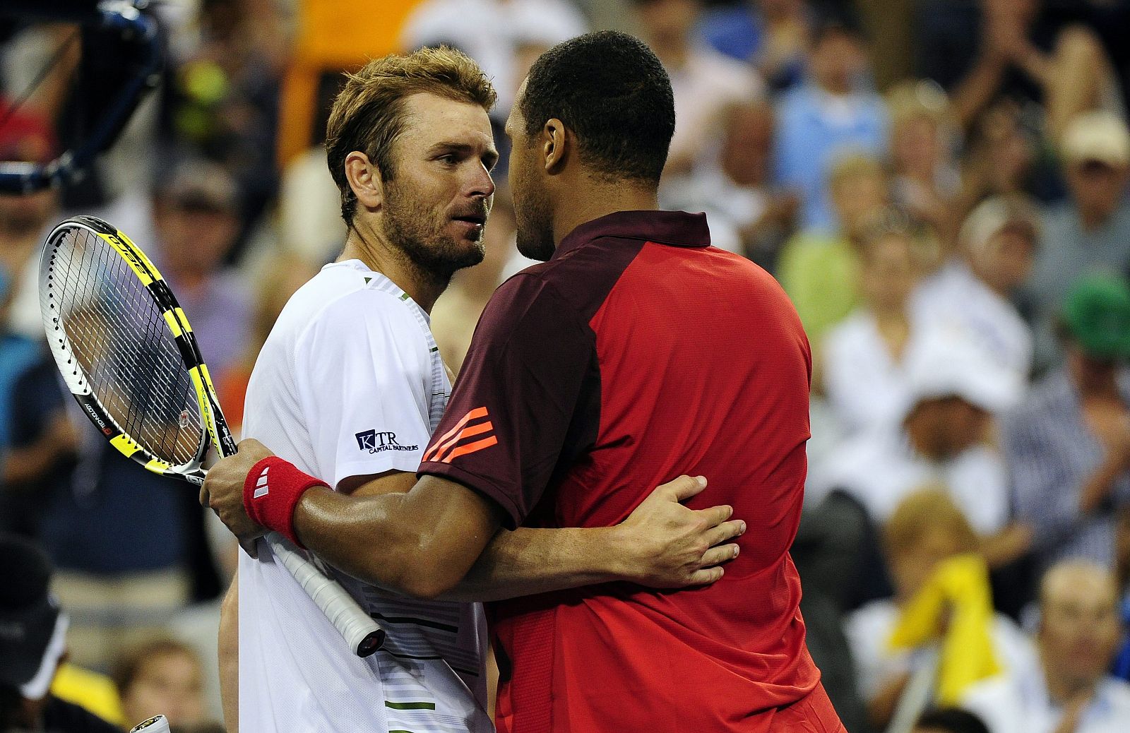 El tenista francés Jo-Wilfried Tsonga abraza al estadounidense Mardy Fish tras su victoria en el juego.