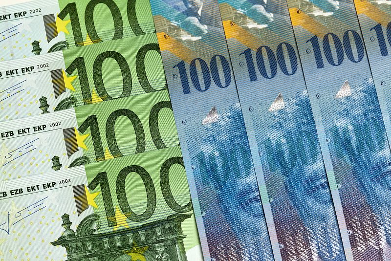 Fotografía de archivo tomada el 20 de julio de 2011 que muestra billetes de 100 euros (izda) y billetes de 100 francos (dcha) en Zúrich (Suiza)