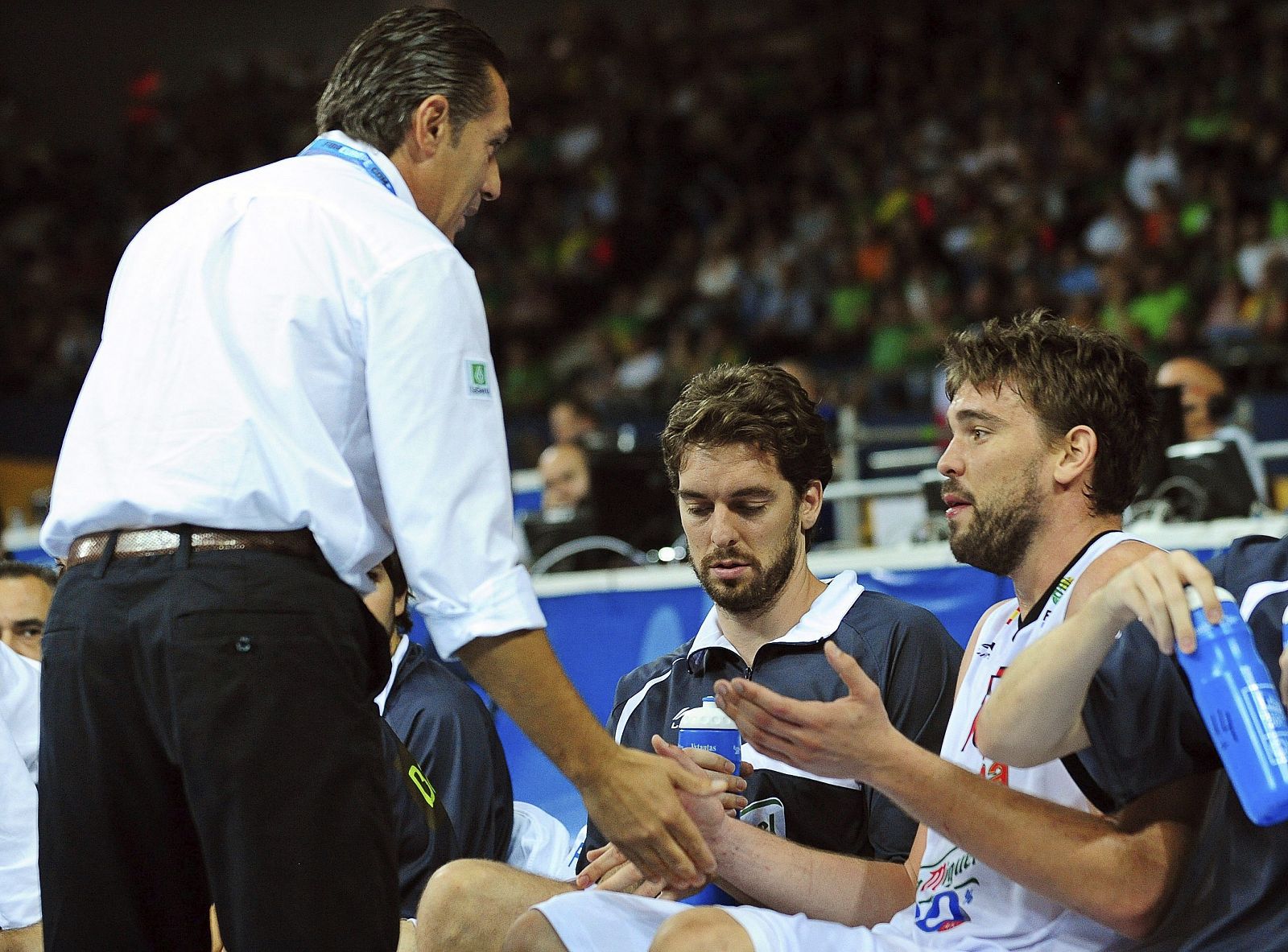 Sergio Scariolo (i) conversa con el pivot español Pau Gasol (c) y con su hermano Marc Gasol