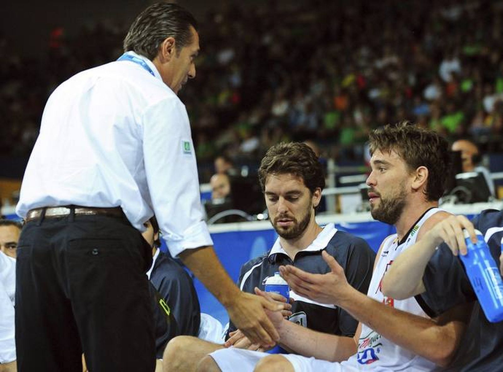 Sergio Scariolo (i) conversa con el pivot español Pau Gasol (c) y con su hermano Marc Gasol