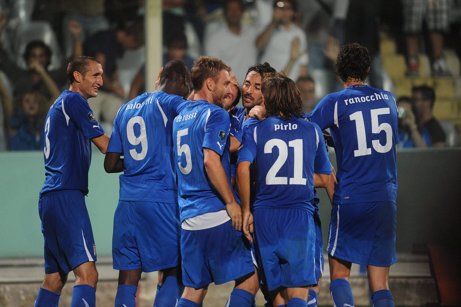 Giampaolo Pazzini, de Italia celebra con sus compañeros de equipo su victoria ante Eslovenia