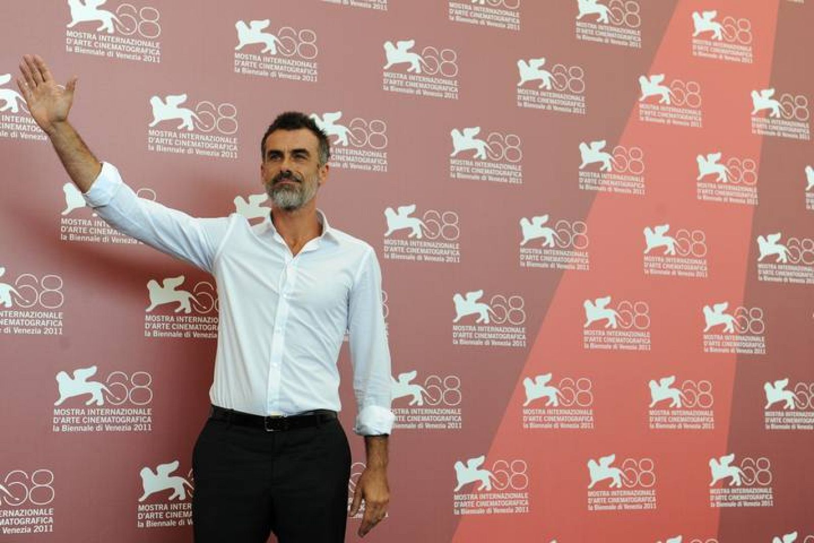  El actor italiano Thomas Trabacchi posa ante los fotógrafos en la Mostra de Venecia.