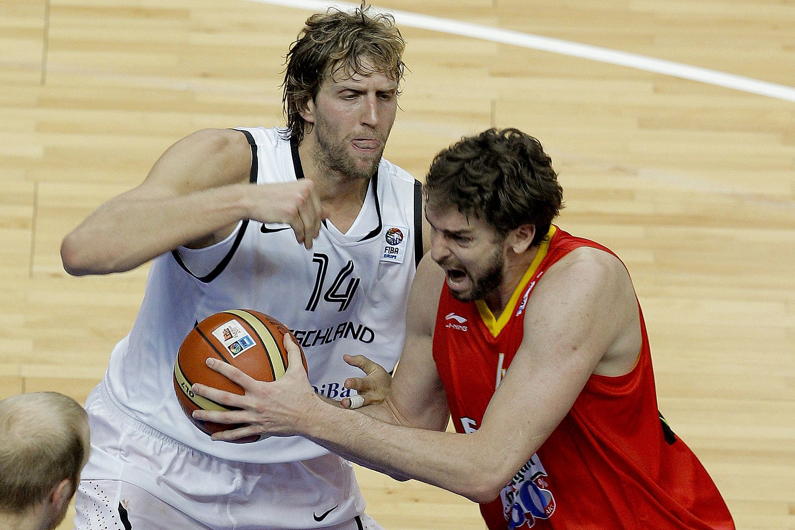 El jugador de la selección española de baloncesto Pau Gasol intenta escaparse de la defensa del jugador de la selección alemana Dirk Nowitzki