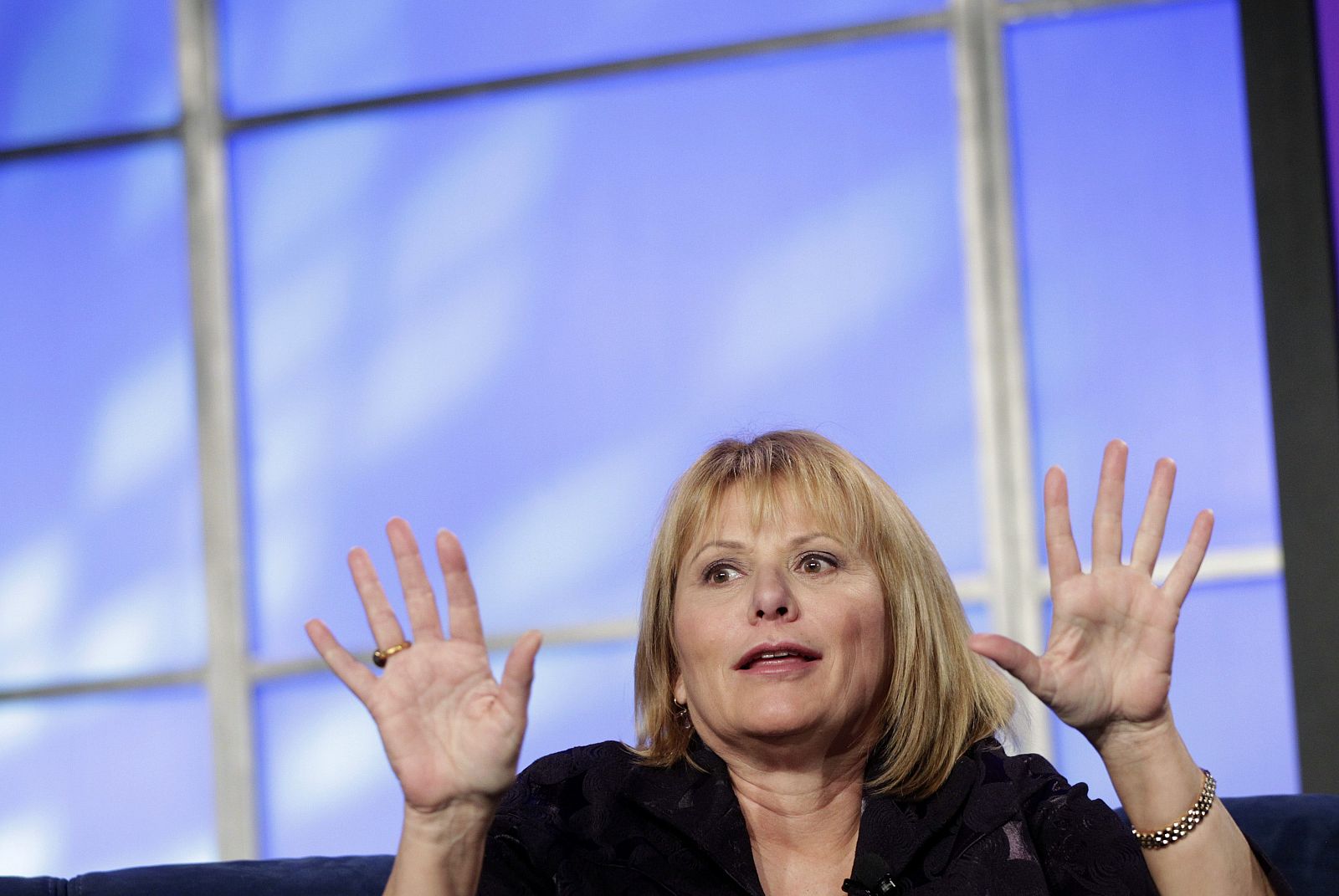 La consejera delegada de Yahoo, Carol Bartz, durante una conferencia en 2010 en California. Ha sido despedida recientemente por el presidente del consejo de administración debido al «estancamiento» de la compañía.