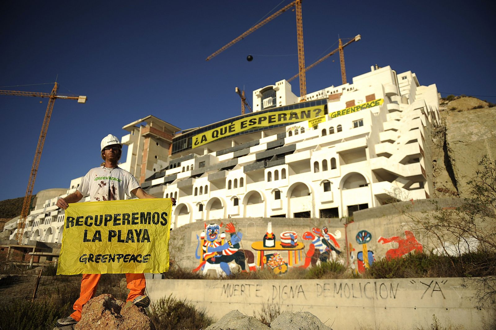 ACTIVISTAS DE GREENPEACE CONTINUAN OCUPANDO EL ALGARROBICO PARA EXIGIR SU DEMOLICIÓN