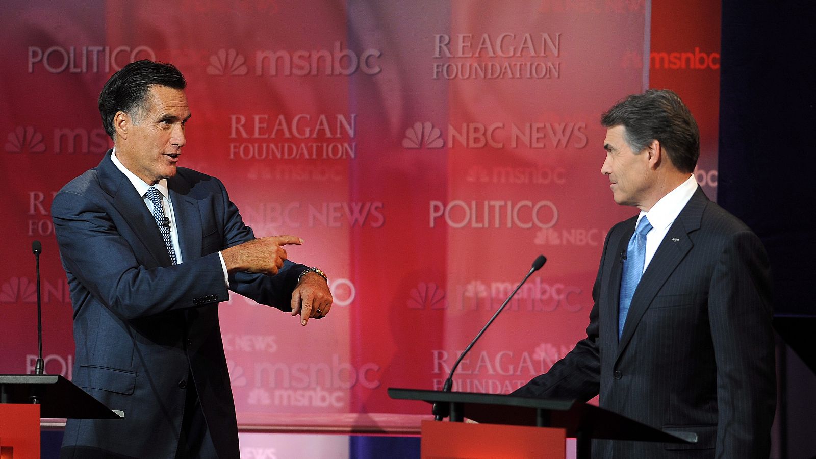 Mitt Romney y Rick Perry durante el debate celebrado en Simi Valley (California).