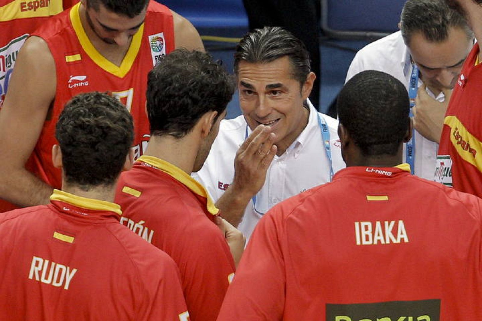 El seleccionador del conjunto español Sergio Scariolo (c) da instrucciones a los jugadores de la selección española, de izquierda a derecha, Rudy Fernández, Juan Carlos Navarro, José Manuel Calderón y Serge IBaka 