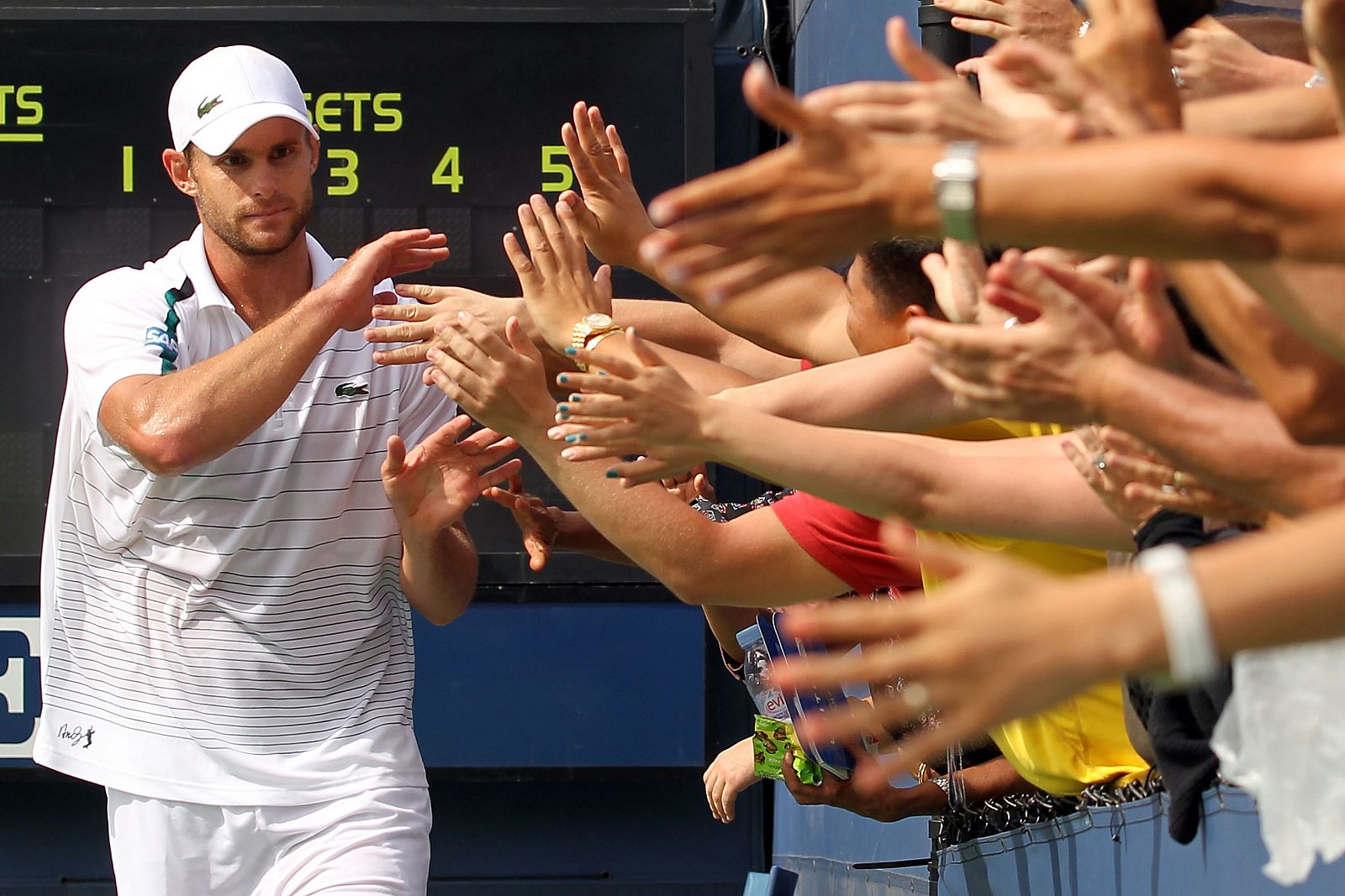 Andy Roddick celebra con su afición el triunfo ante el español David Ferrer en el US Open 2011