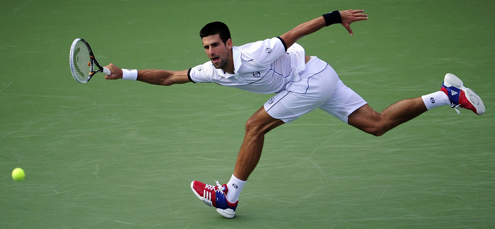 Novak Djokovic devuelve la bola a su compatriota Janko Tipsarevic
